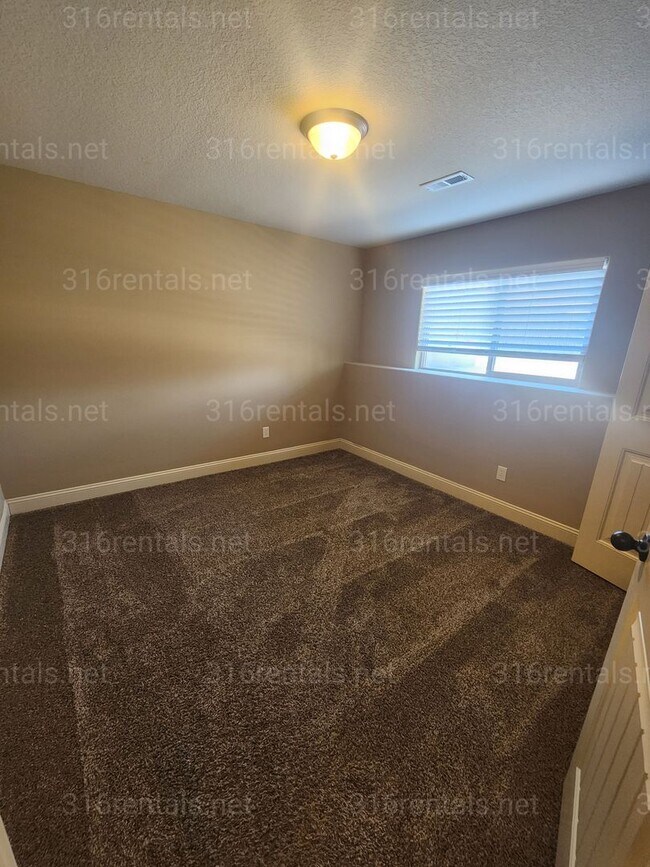 Building Photo - $1,850- 4 bedroom / 3 bathrooms - Beautiful and Large Home! *COMING SOON*