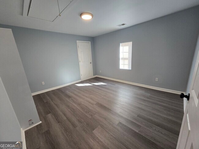 Building Photo - 1211 Lake Dr