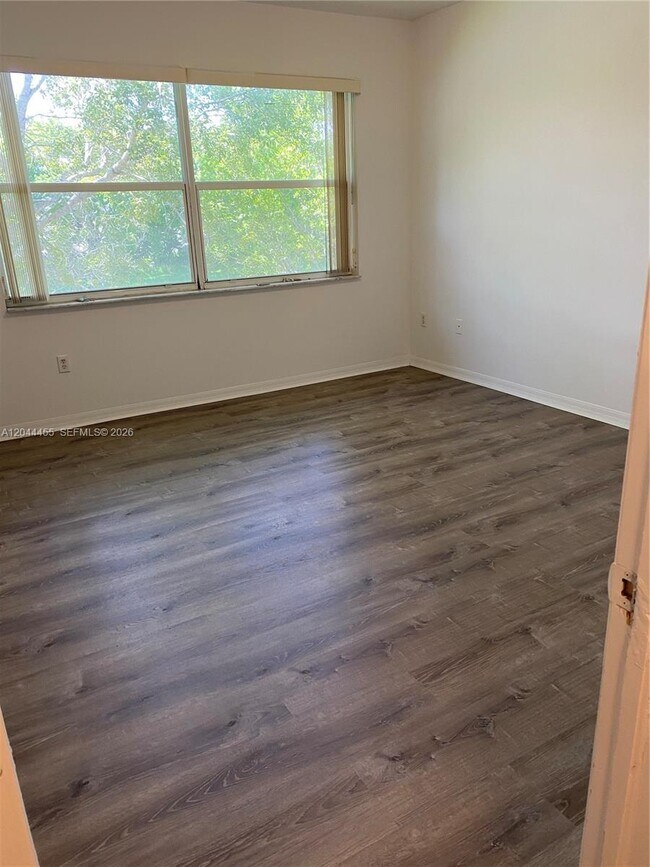 Building Photo - 5028 SW 141st Ave