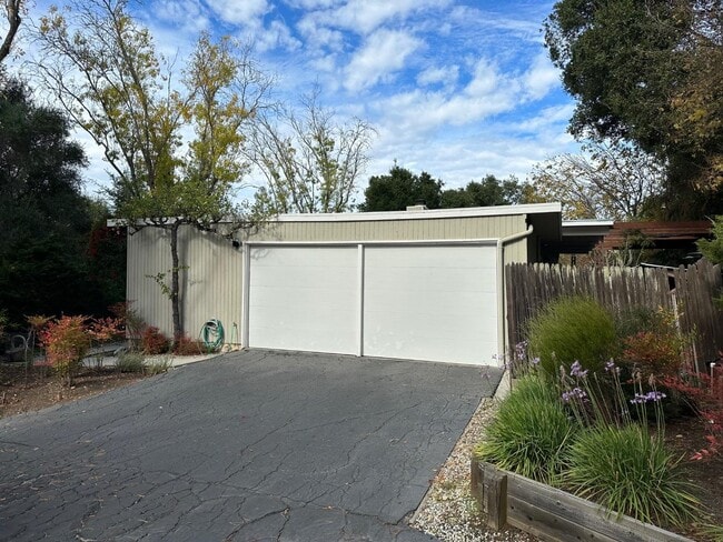 Building Photo - 121 Escanyo Way