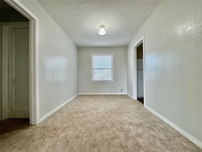 Building Photo - 711 N Broadway Ave