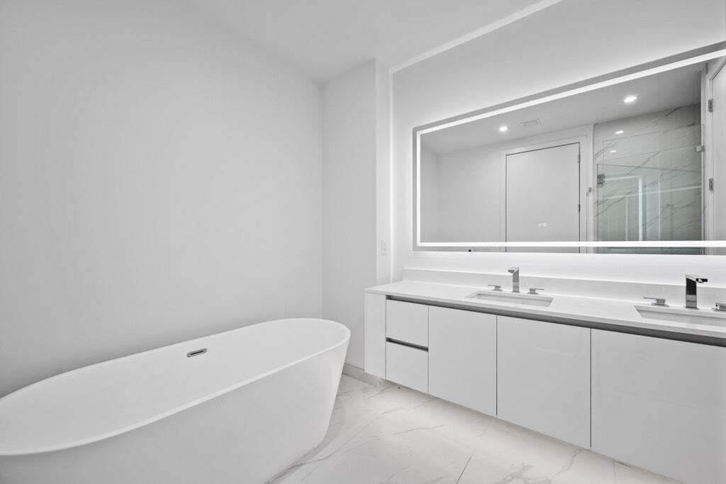 Master Bathroom - 220 Lake Shore Dr