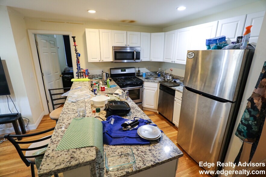 Building Photo - 132 Pleasant St