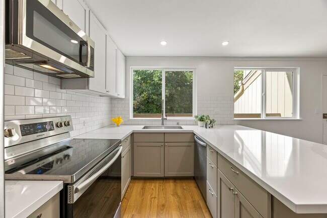 Building Photo - 370 Kawaihae St