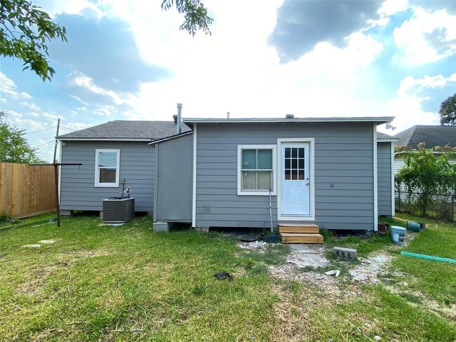 Building Photo - 1406 Mystic St