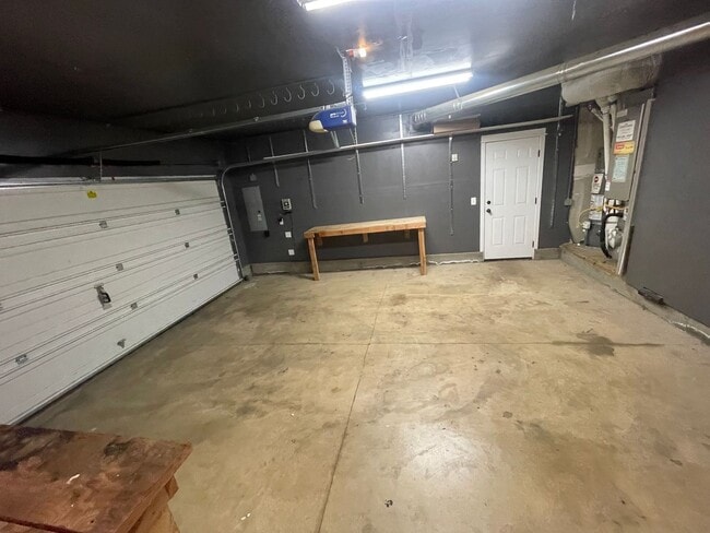 Building Photo - **MOVE IN SPECIAL?** Gorgeous Pet Friendly...
