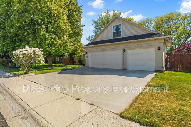 Building Photo - 4017 E Winterberry Dr