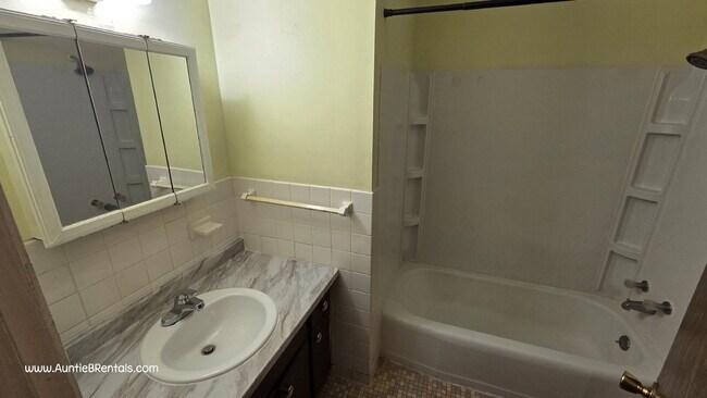 Building Photo - 3 Bedroom 1 Bath Multiplex Unit #4 – Columbia Heights