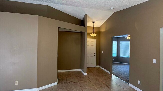 Building Photo - 42 Quiet Desert Ln