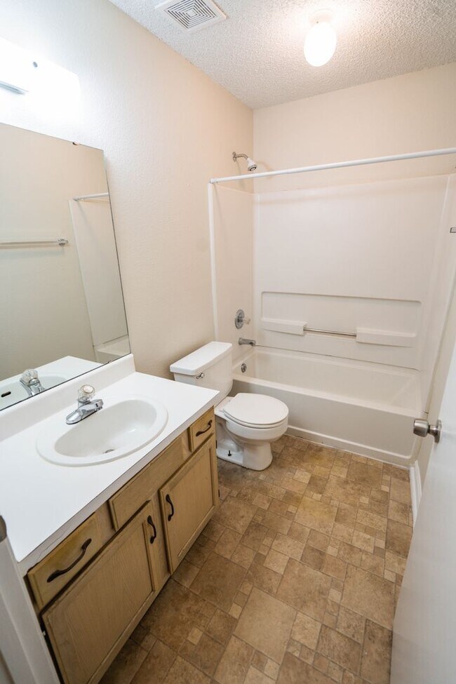 Building Photo - Cozy 2 Bedroom 2 Bathroom available NOW