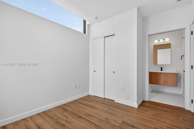 Building Photo - 529 NE 61st St