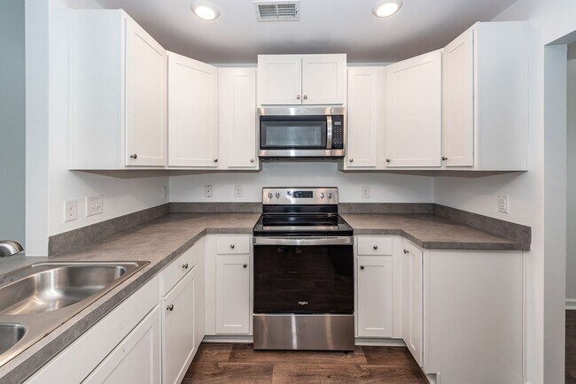 Building Photo - 3 Bedroom, 2.5 Bathroom Townhome in Cane Bay - Summerville