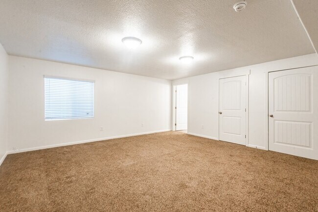 Building Photo - 461 S Day Dream Ln