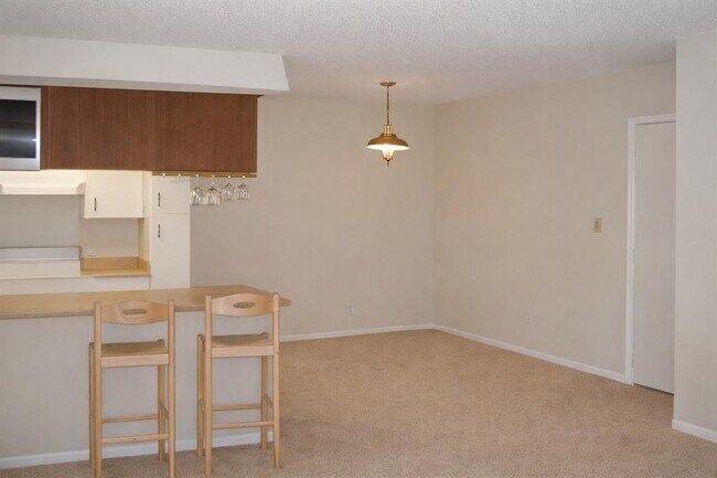 Building Photo - 910 Duncan Ln
