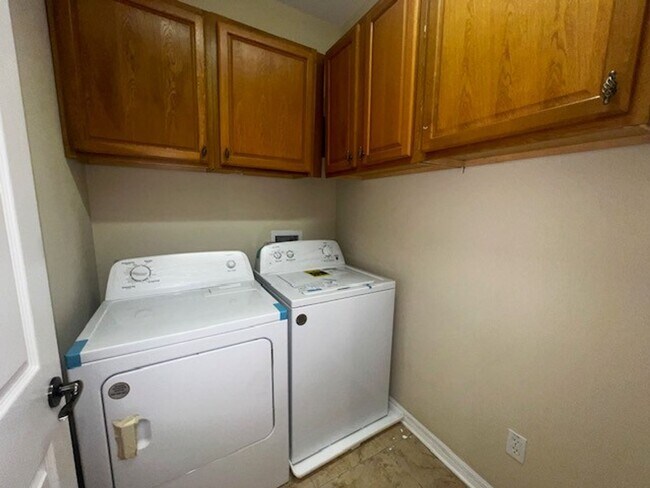 Building Photo - MOVE IN NOW-OVIEDO RENTAL!BEAUTIFUL 3 bd 2.5 bath townhome! 2 CAR ATTACHED GARAGE!FRESH PAINT! Wa...