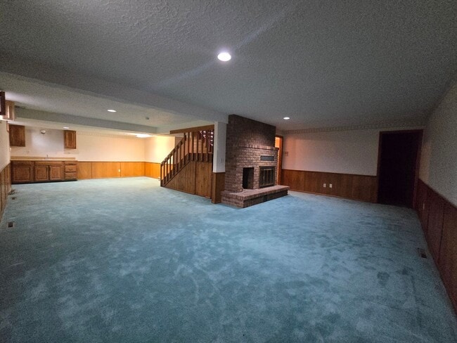 Building Photo - Large 5 Bed, 3 Bath House