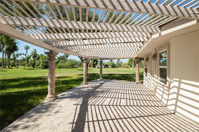 Building Photo - 2805 Lake Shore Dr