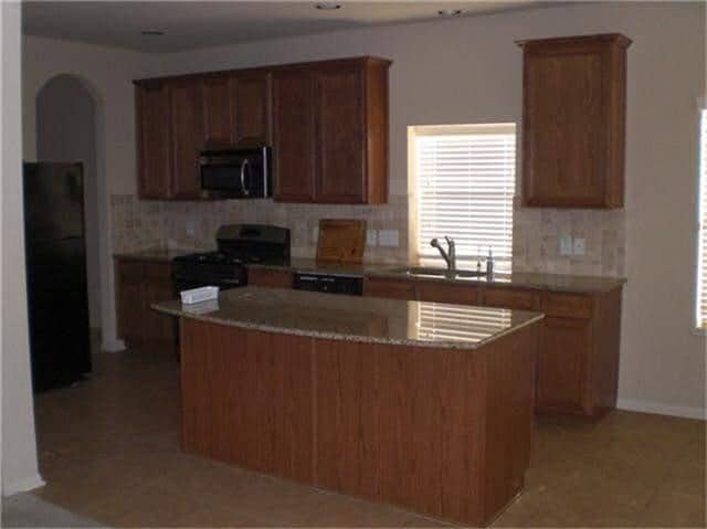 Building Photo - 3230 Raintree Village Dr