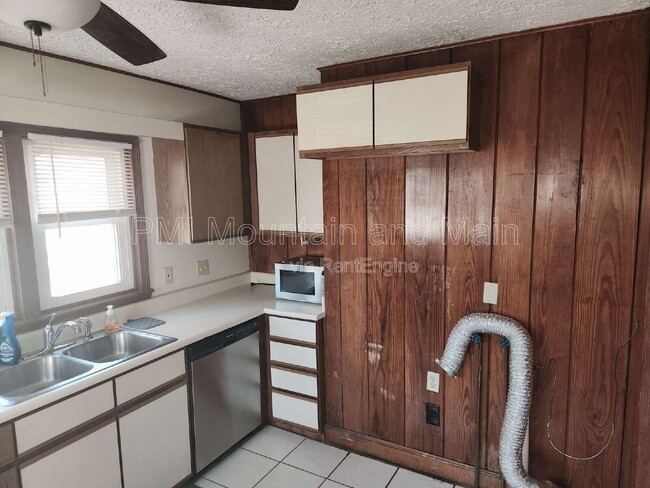 Building Photo - 2 Woodlands Dr