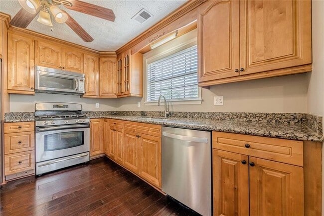 Building Photo - 2491 Redfield Dr