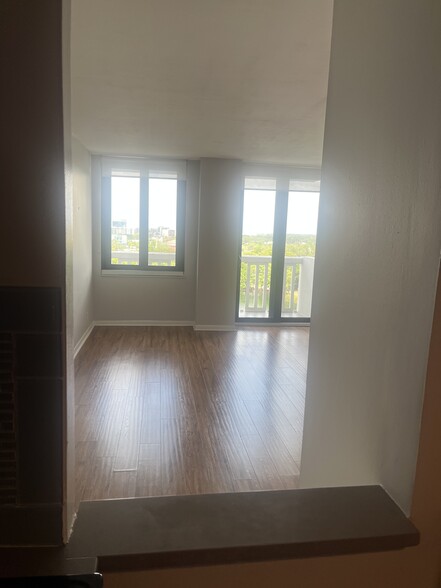 Building Photo - 400 E Colonial Dr