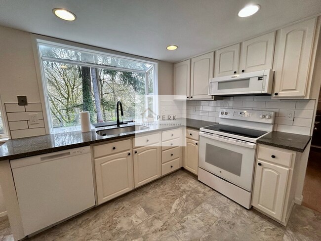 Building Photo - Beautiful 5 Bedroom / 3 Bath Home