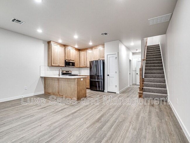 Building Photo - 614 W 2nd St