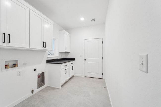 Building Photo - Spacious Home Minutes from Aspen Creek Elementary & Elam Park!