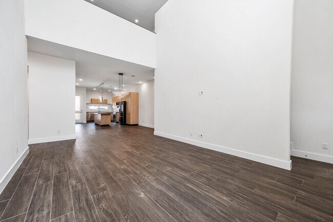 Building Photo - 5519 Paraiso Pl