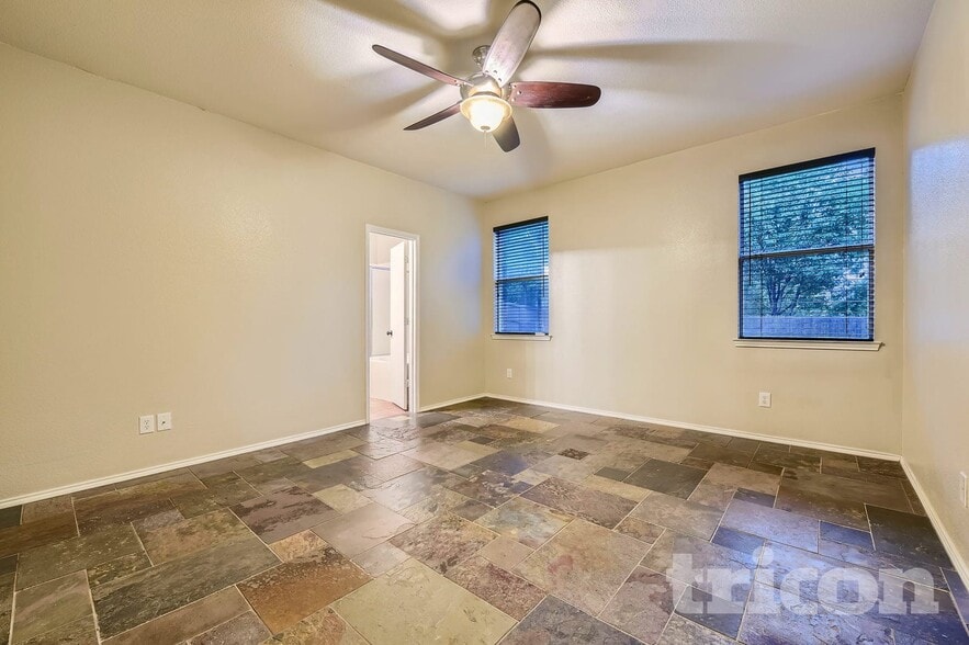 Building Photo - 1136 Roundhouse Dr