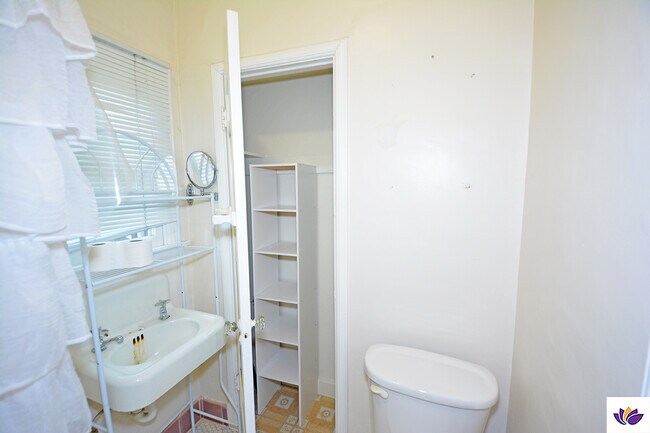 Building Photo - 5727 Carlton Way