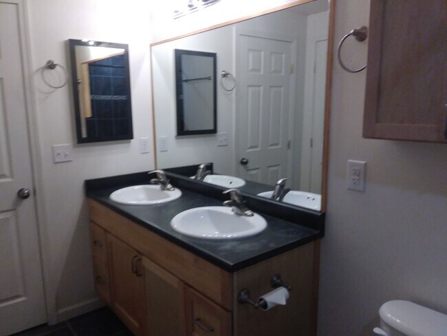 Building Photo - Gorgeous 5 Bedroom 3 Bathroom home in Lehi