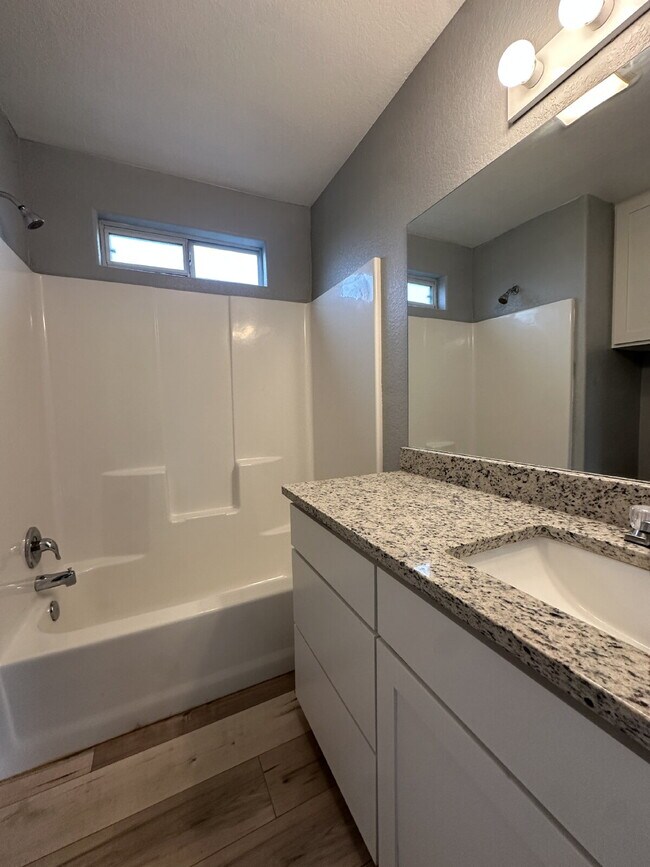 Building Photo - 3-bedroom, 2-bath home nestled in the Rolling Hills subdivision in Canyon Lake