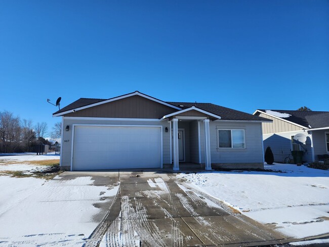 Primary Photo - Beautiful Home in Metolius