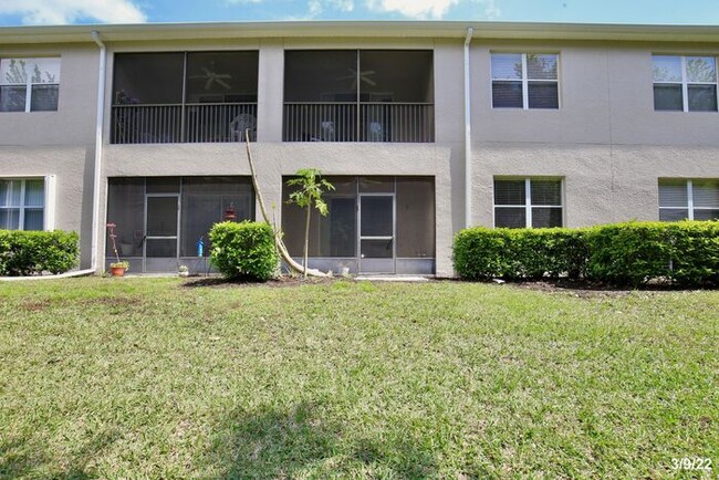 Building Photo - Premier 2/2 Spacious Condo with a Screened...