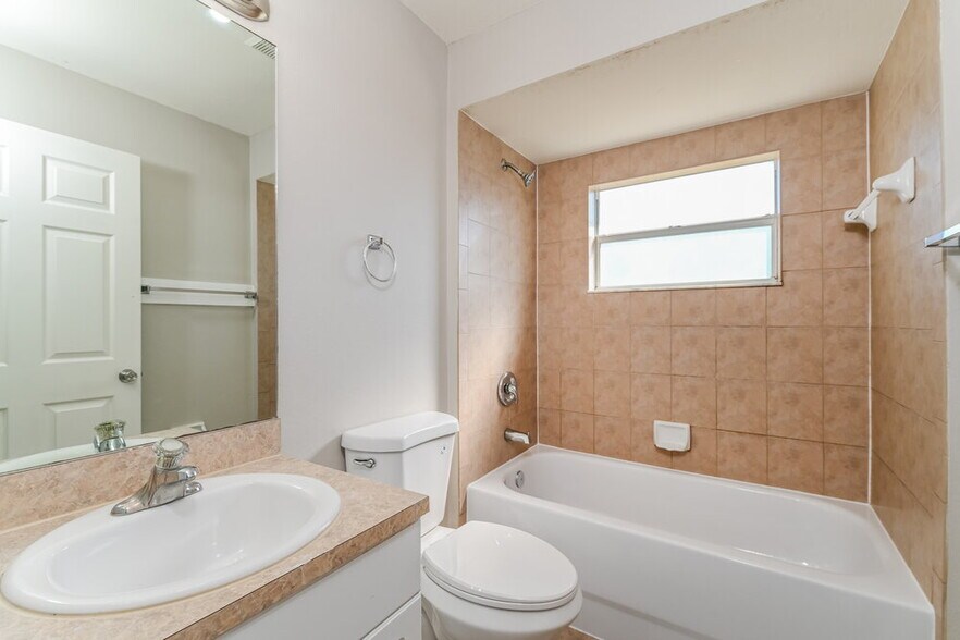 Building Photo - 106 Pageant St