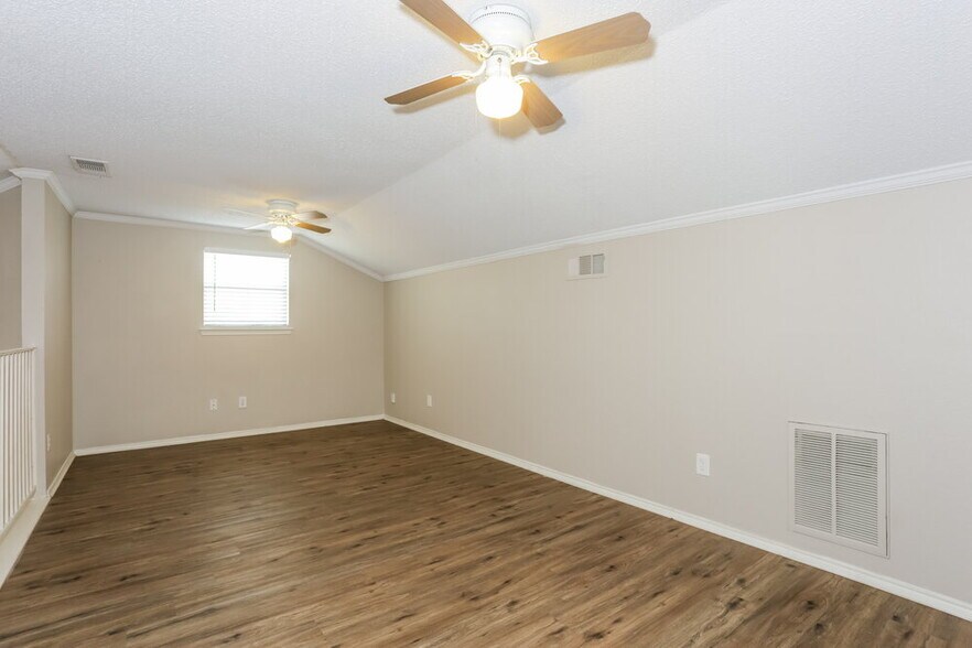 Building Photo - 401 Meadow St