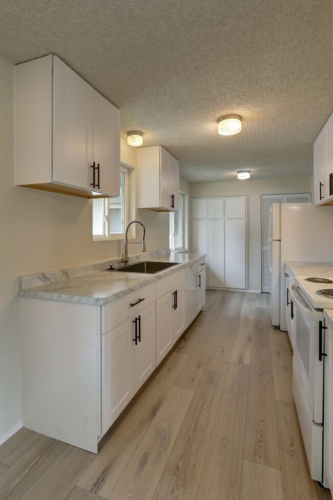Building Photo - Beautiful, Remodeled Burien Rambler Available Now! 3Bedrooms Plus Den!