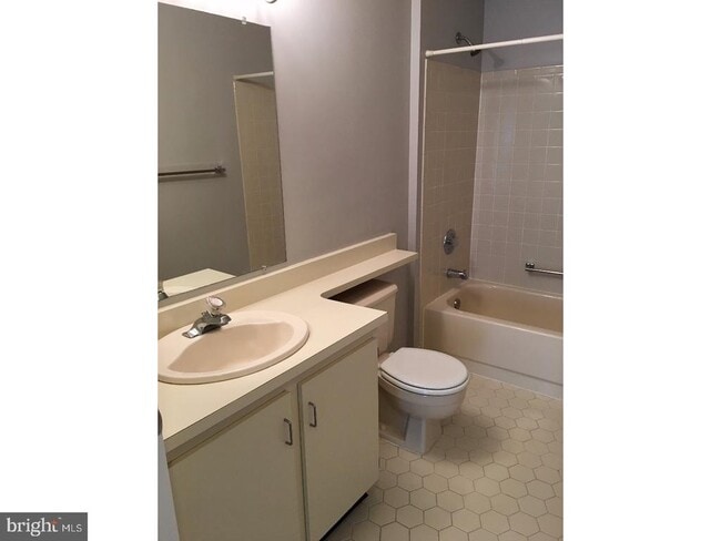 Building Photo - 14 Versailles Ct