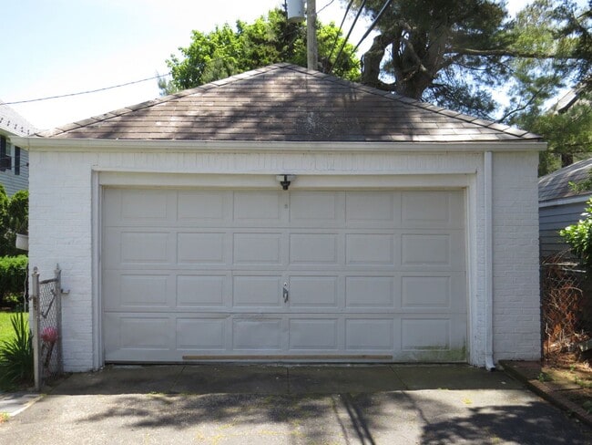 Building Photo - Totally Updated 3 Bed / 2.5 Bath