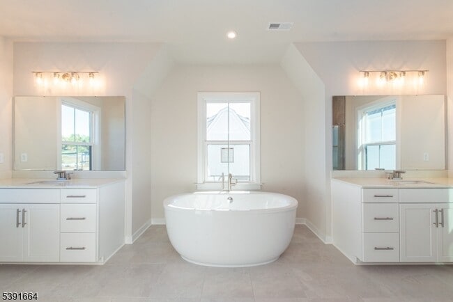 Building Photo - 14 Willow Ln