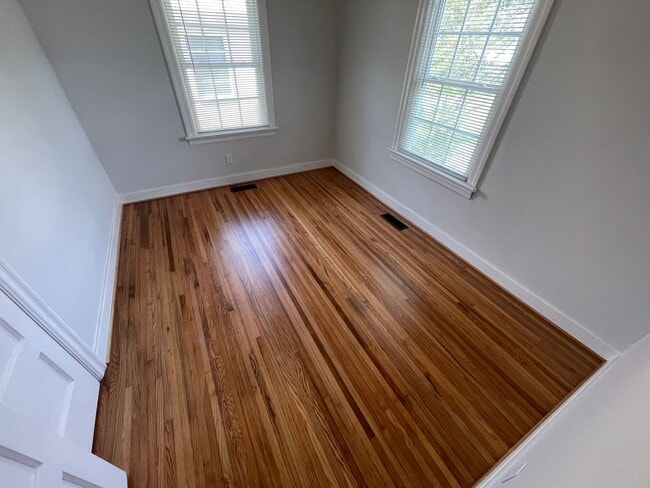 Building Photo - 2 Bedroom House with Large Bonus Room