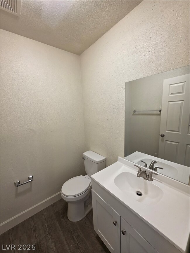 Building Photo - 1590 Mustang Dr