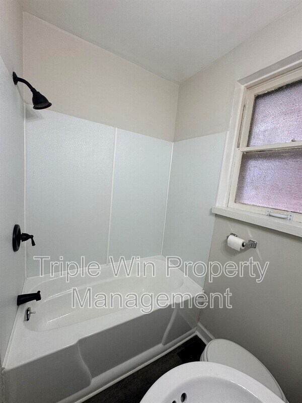 Building Photo - 3704 Taft Ave