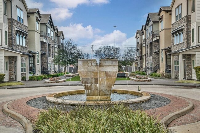 Building Photo - 2635 Fountain Key Blvd