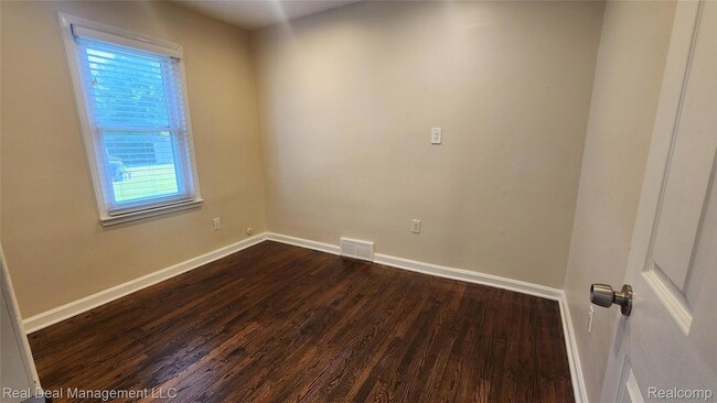 Building Photo - 30066 Brentwood St
