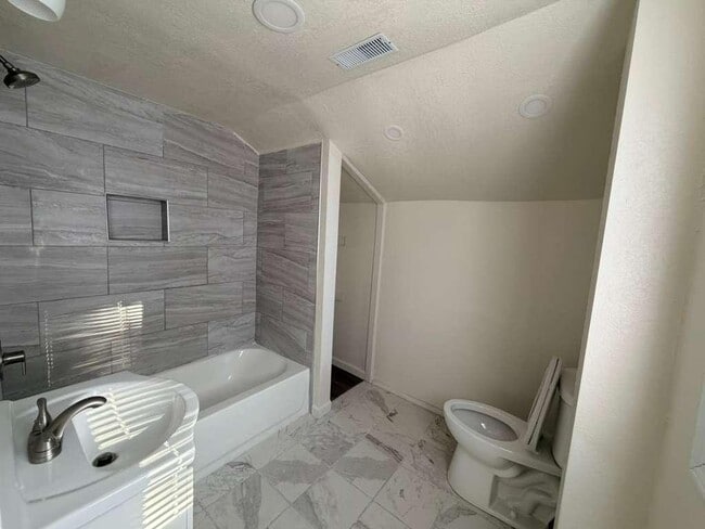 Building Photo - 651 W Bruce St