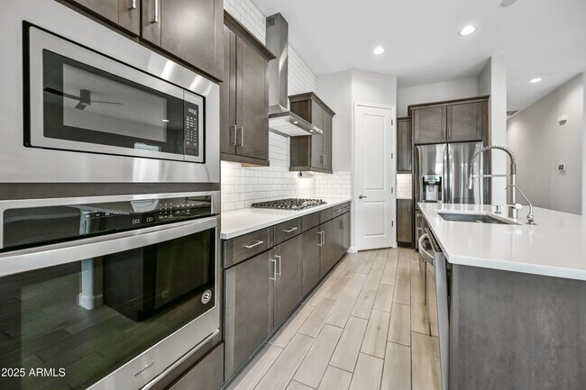 Building Photo - 2320 E Saguaro Park Ln