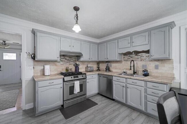 Building Photo - 4 bedroom house in Lawrenceville with cozy...