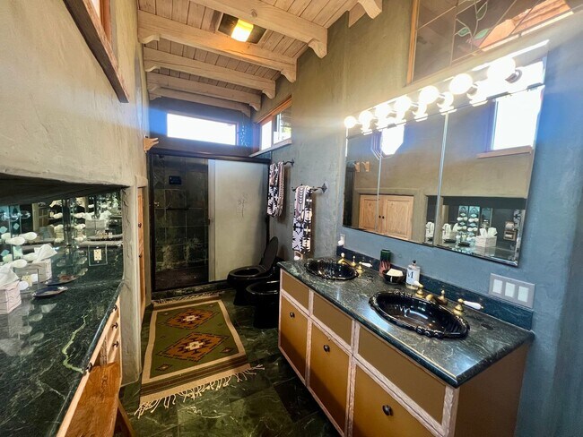 Building Photo - Golf course location with Fitness Center F...